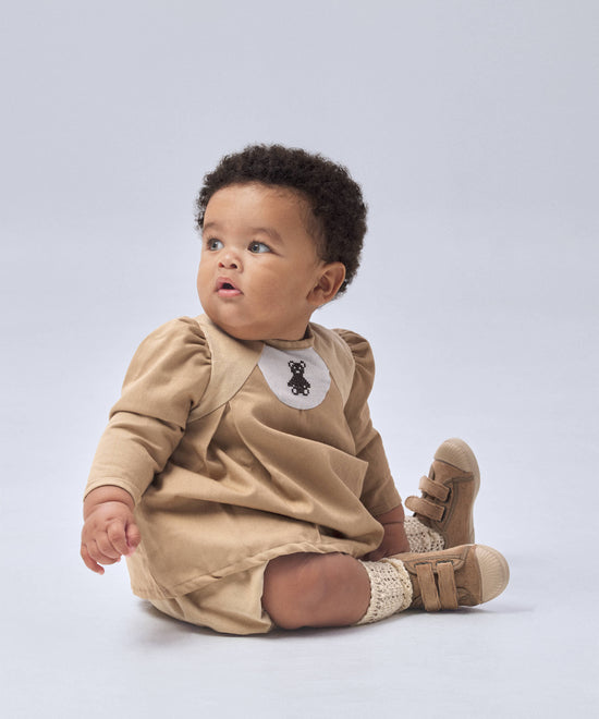 Bebé con conjunto de camisa y cubrepañal beige con osito bordado — Kala