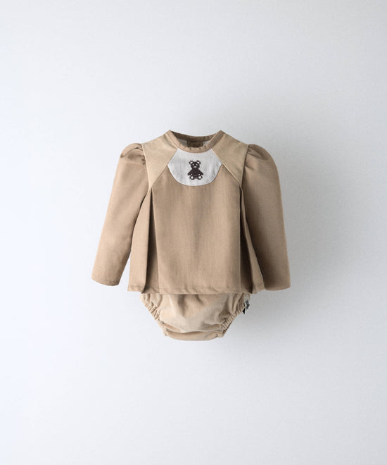 Conjunto de bebé de camisa y cubrepañal en beige con osito bordado — Kala
