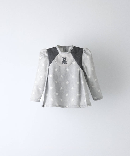 Camisa de bebé de estrellas en gris con osito bordado y manga abullonada — Kala