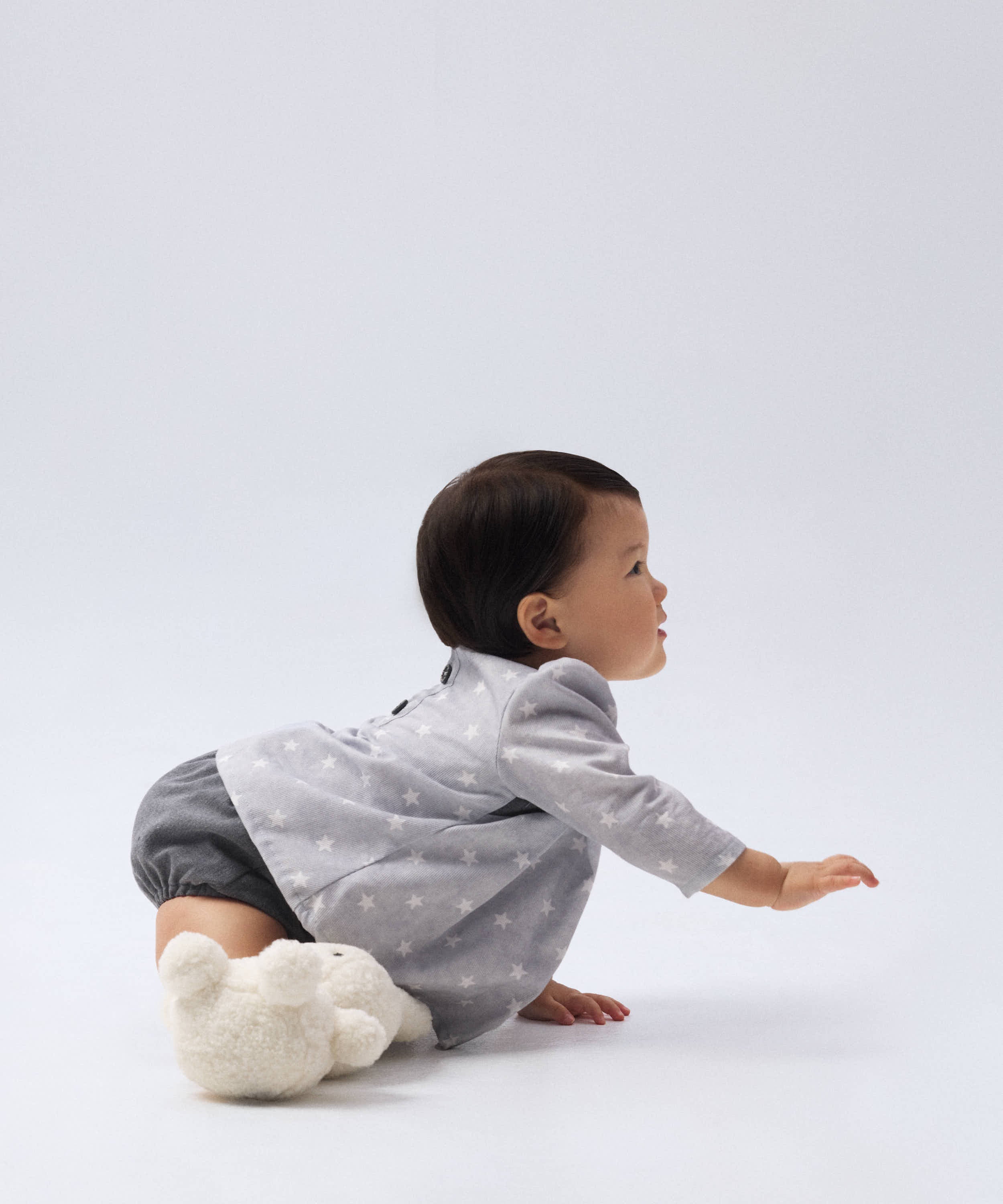 kala-conjunto-bebe-estrellas-gris-osito-editorial