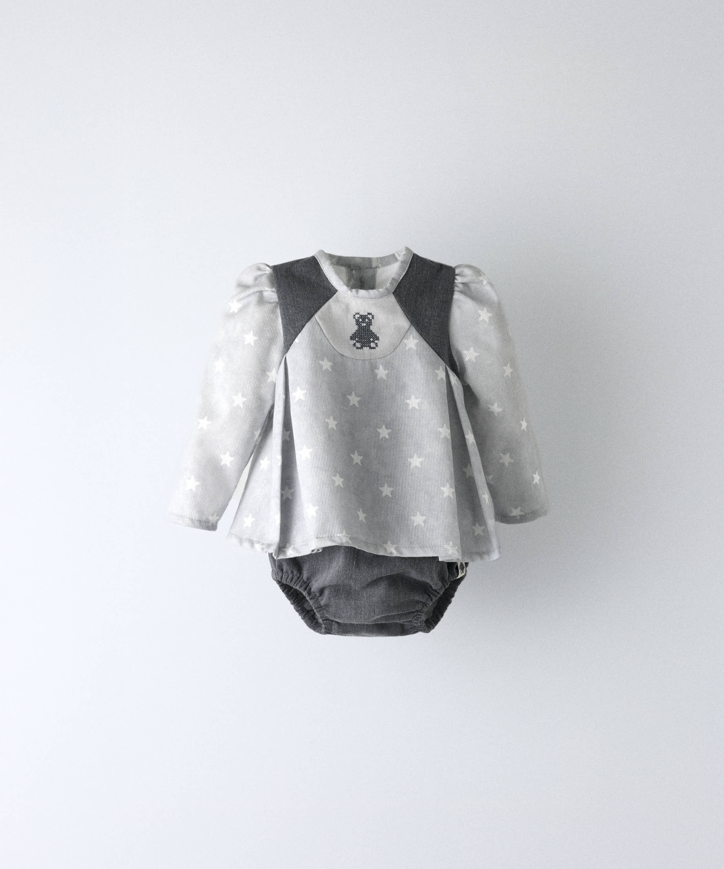 Conjunto de bebé de camisa de estrellas y cubrepañal en gris con osito bordado — Kala