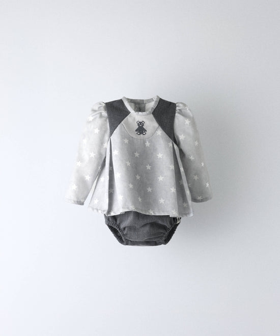 Conjunto de bebé de camisa de estrellas y cubrepañal en gris con osito bordado — Kala