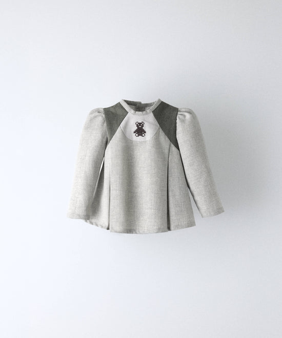 Conjunto de bebé Harper en gris, camisa y cubrepañal con osito bordado