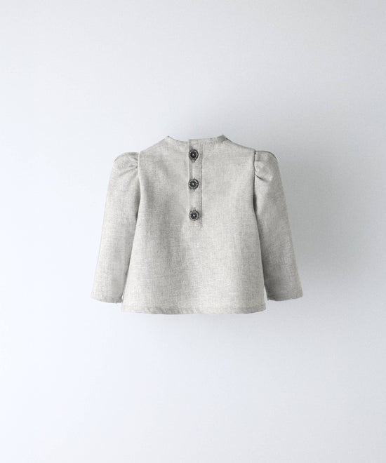 Conjunto de bebé Harper en gris, camisa y cubrepañal con osito bordado