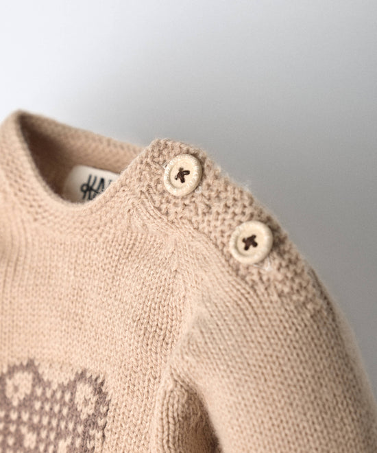 Detalle de los botones de madera en el hombro del jersey de punto de bebé — Kala