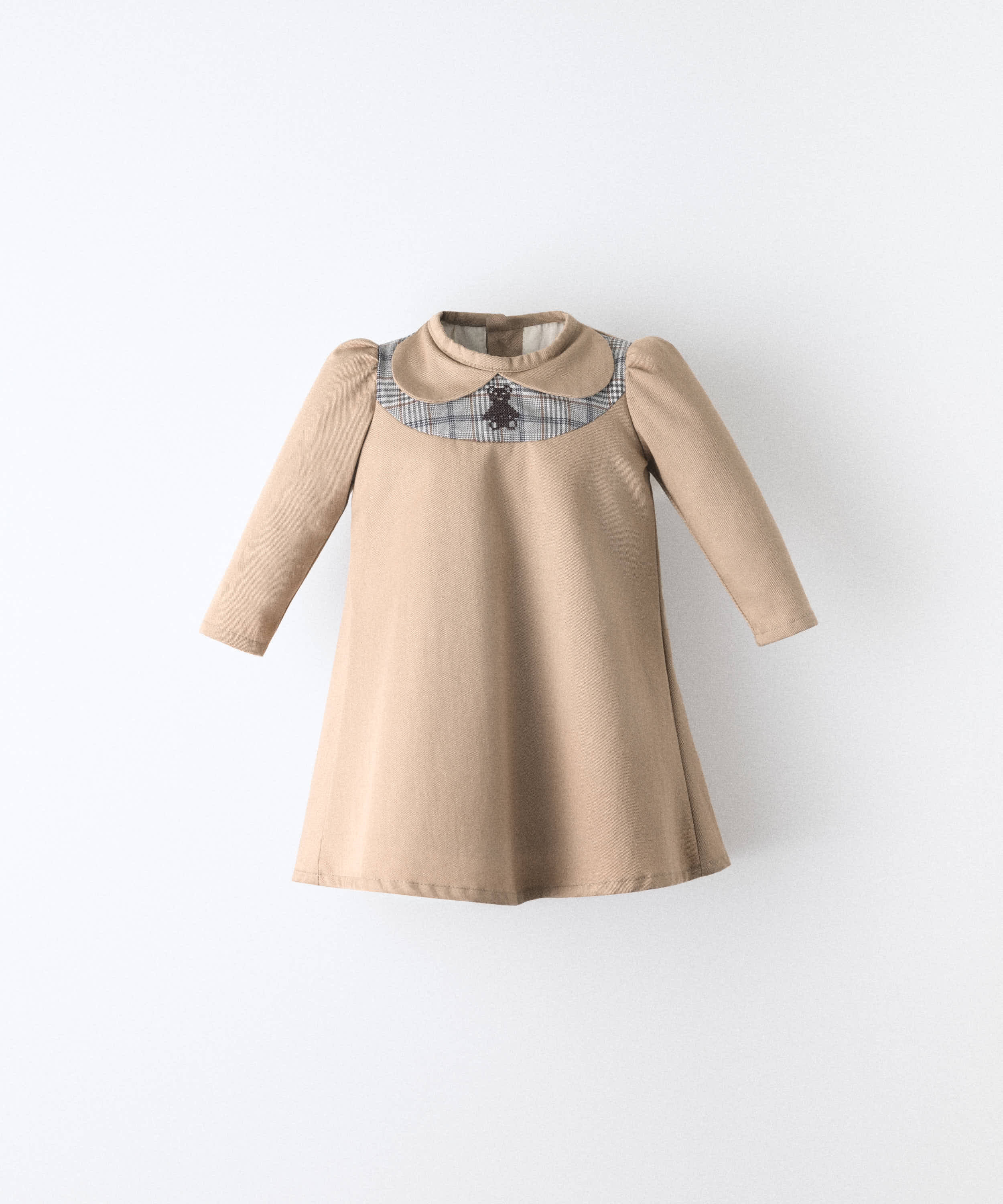 Faldón de bebé en sarga de algodón color avellana con cuello bebé, canesú de cuadros y osito bordado — Kala