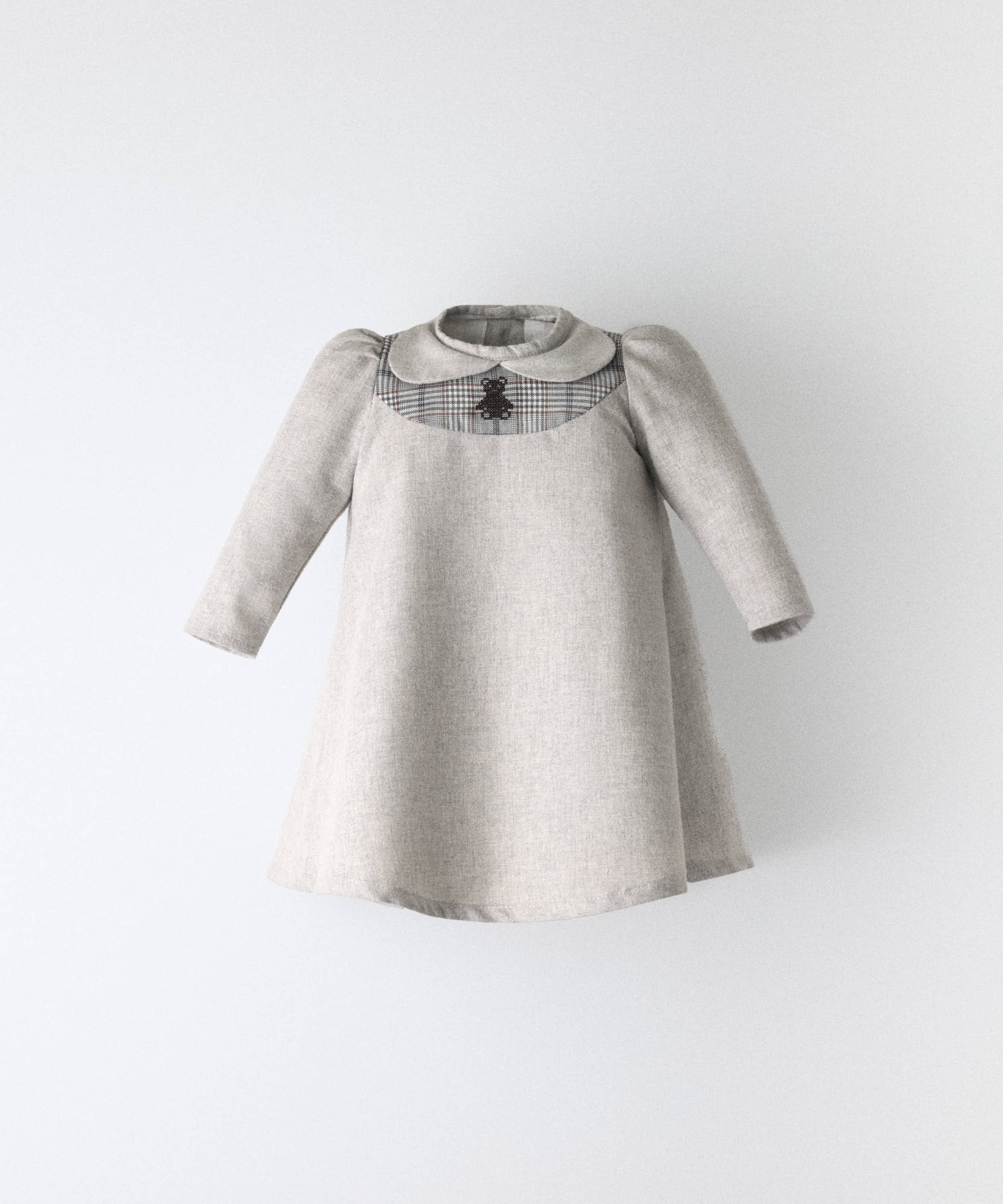 Faldón de bebé en sarga de algodón color gris con cuello bebé, canesú de cuadros y osito bordado — Kala