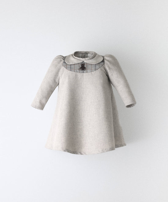 Faldón de bebé en sarga de algodón color gris con cuello bebé, canesú de cuadros y osito bordado — Kala