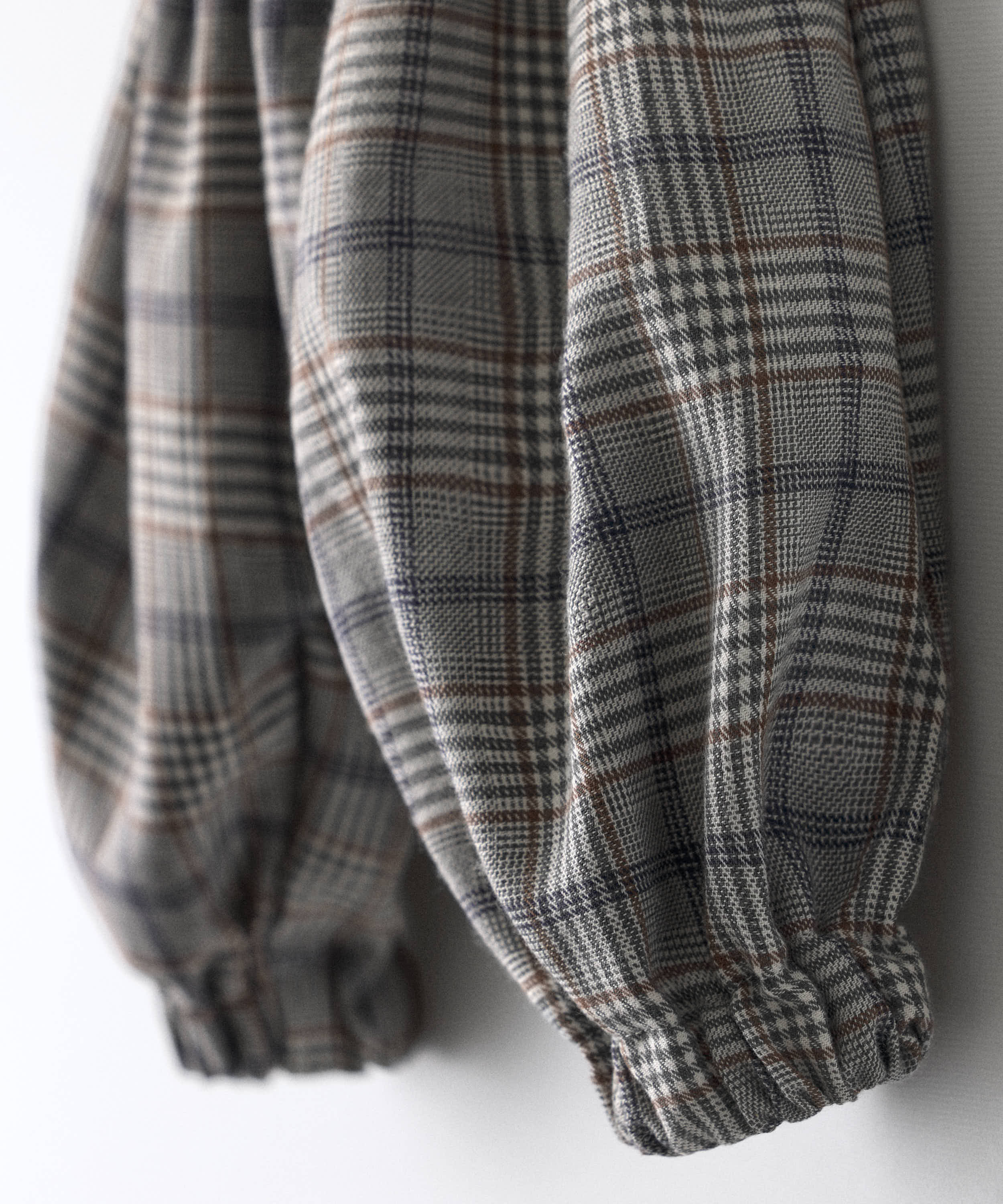 Detalle de los puños elásticos del pantalón de bebé de cuadros — Kala