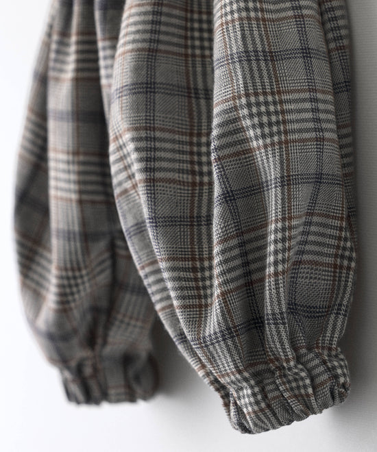 Detalle de los puños elásticos del pantalón de bebé de cuadros — Kala