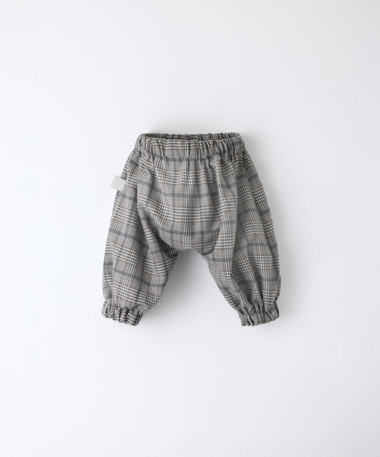 Parte trasera del pantalón de bebé de cuadros gris con bajo elásticos — Kala