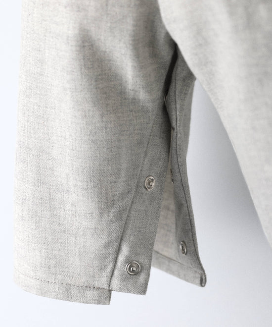 Detalle del cierre de botones de presión en el bajo del pantalón de bebé gris — Kala