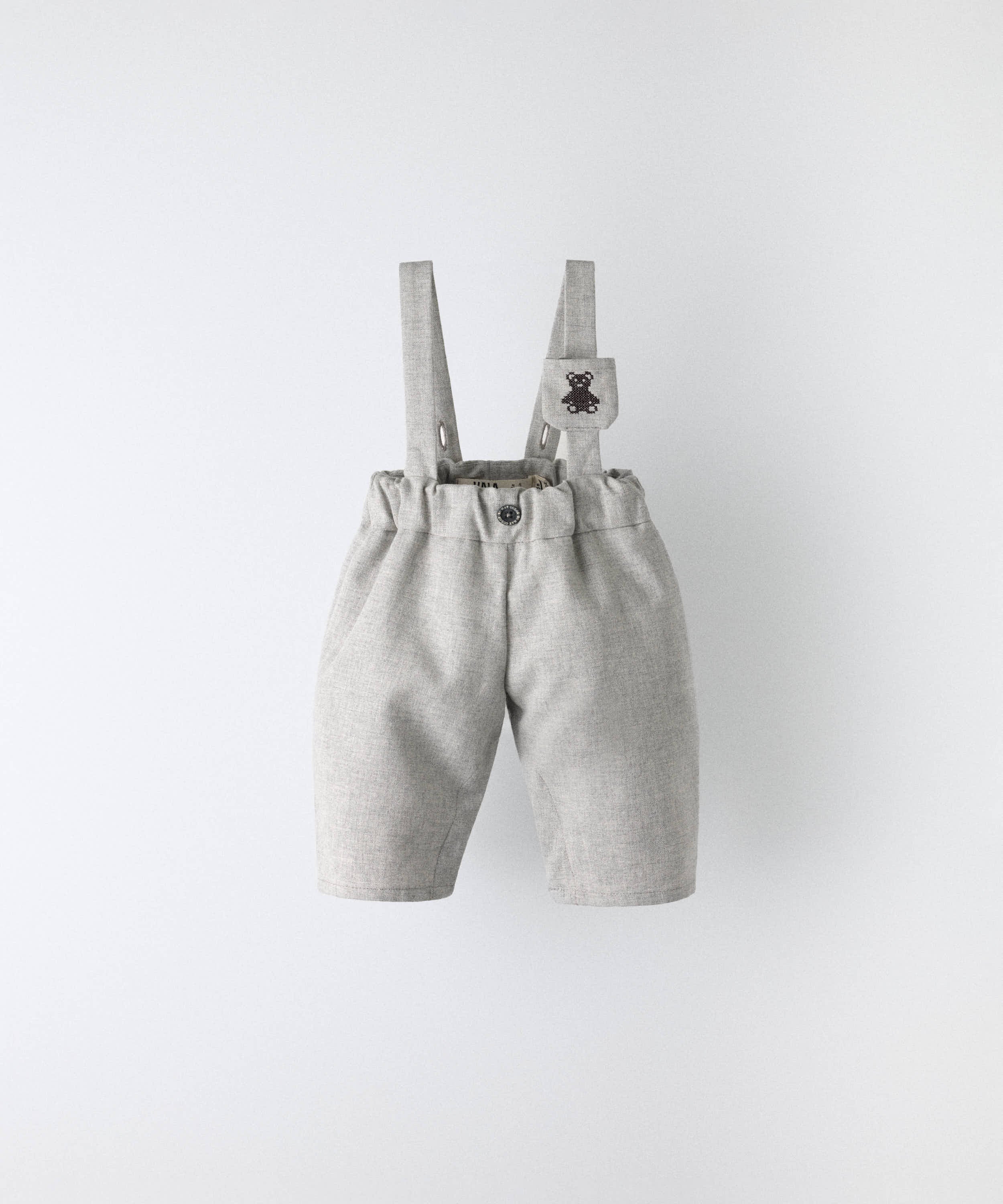 Pantalón de bebé con tirantes en gris con osito bordado — Kala