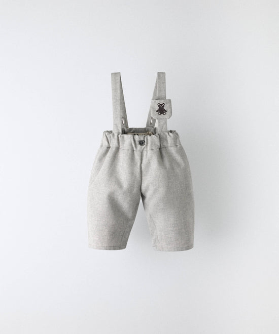 Pantalón de bebé con tirantes en gris con osito bordado — Kala
