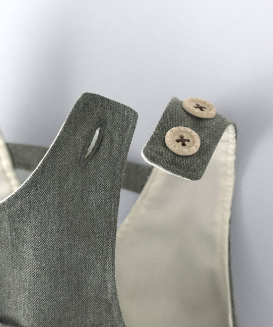 Peto de bebé Land Baby en kaki con osito bordado