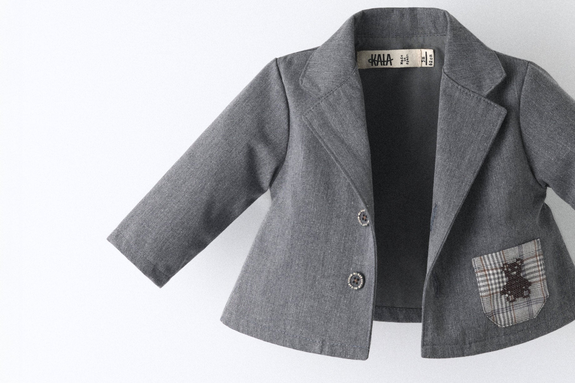 La Chaqueta Lily donde se aprecia el tejido de sarga denim GRS de Kala.