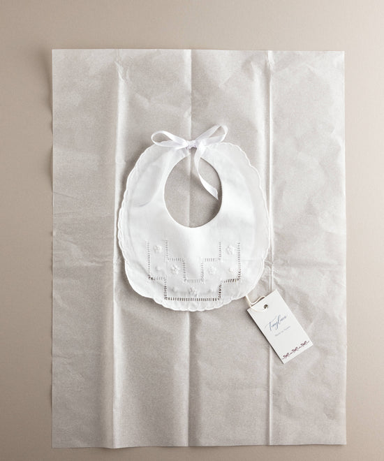 Babero de bebé de lino con vainica en su envoltorio, ideal como regalo de nacimiento — Tinylace