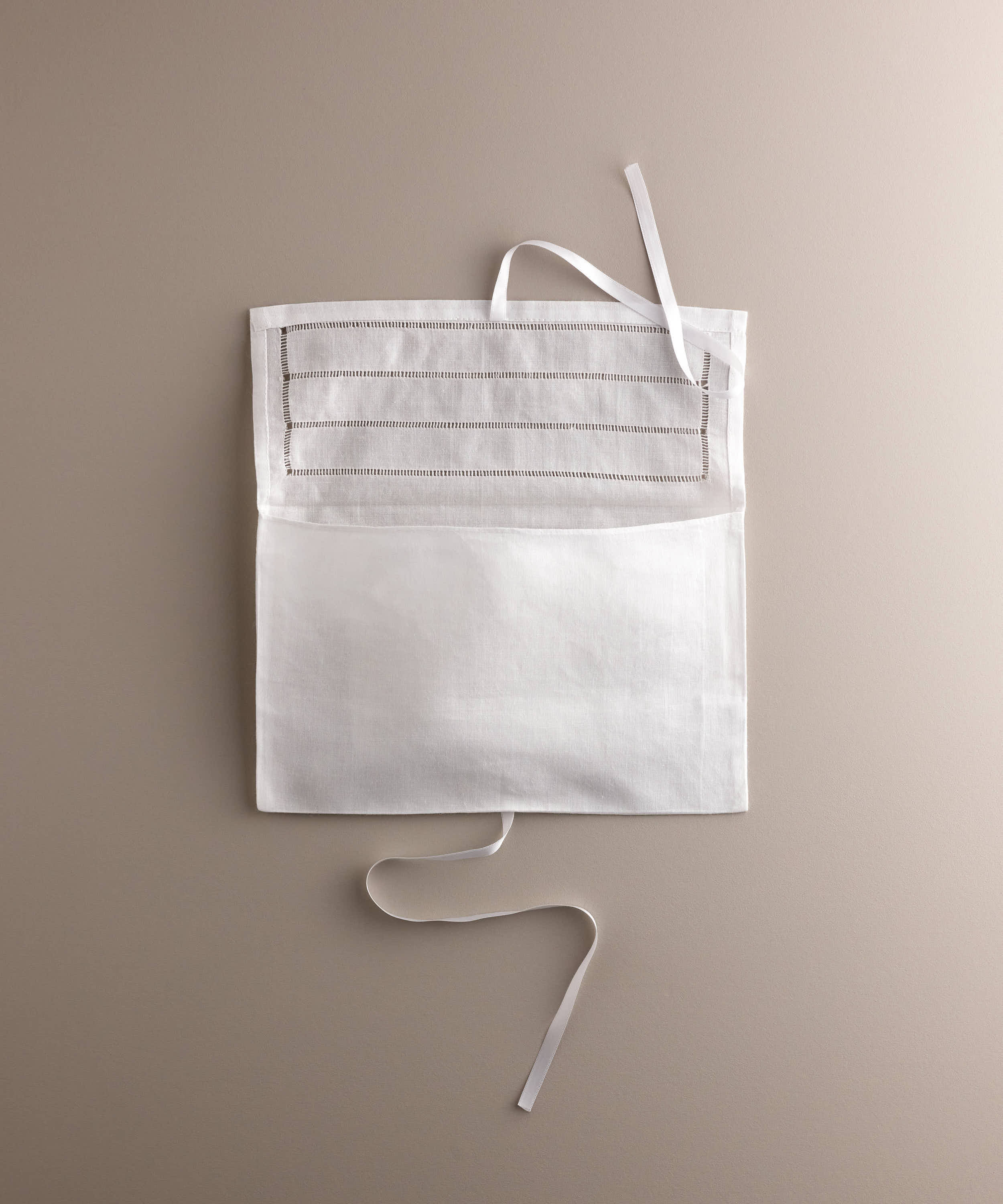 Bolsa de lino organizadora de ropa de bebé abierta con lazada suelta, Tinylace