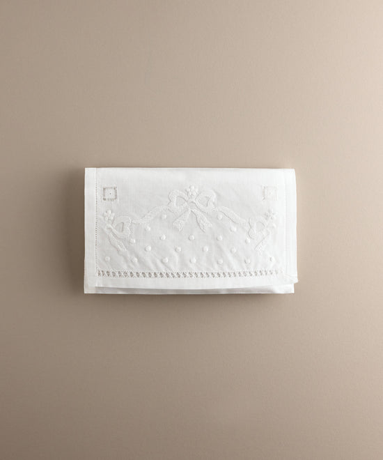 Bolsa de muda de bebé de lino blanco con lazo bordado, confeccionada artesanalmente en España — Tinylace