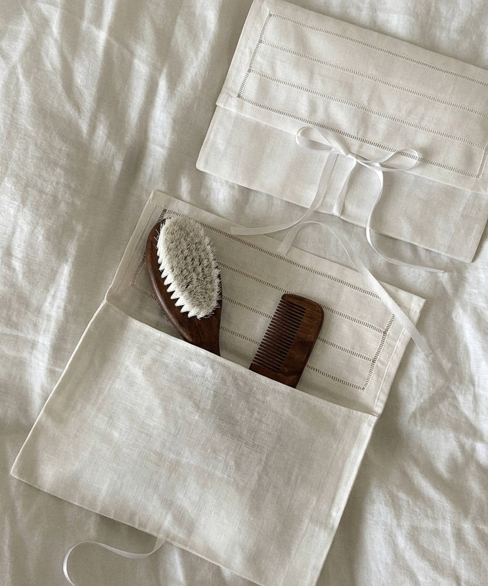 Bolsas de muda de bebé de lino con cepillo y peine, regalo de nacimiento artesanal hecho en España — Tinylace