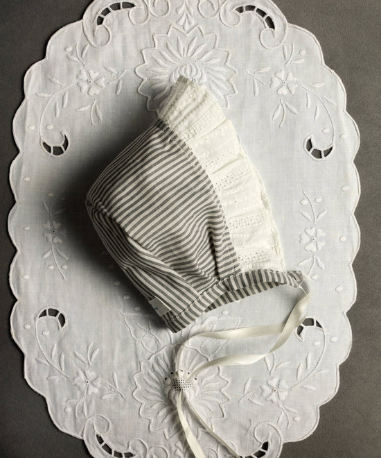 Bavoir bébé blanc brodé fleurs
