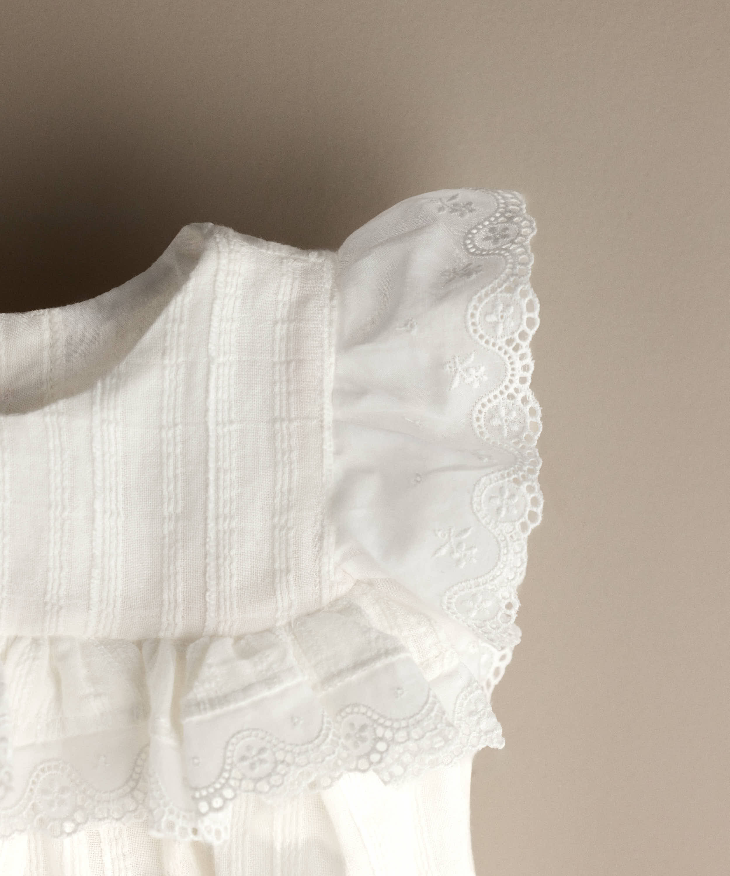 Conjunto de jesusito de bebé blanco: detalle del volante de tira bordada  confeccionado artesanalmente en España — Tinylace