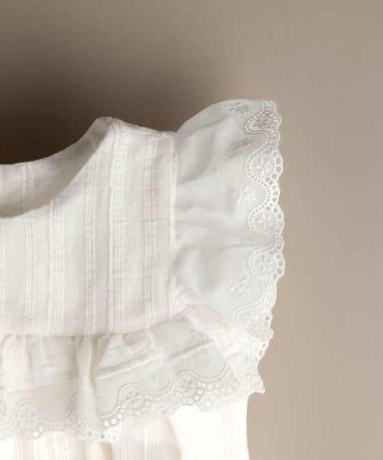 Conjunto de jesusito de bebé blanco: detalle del volante de tira bordada  confeccionado artesanalmente en España — Tinylace