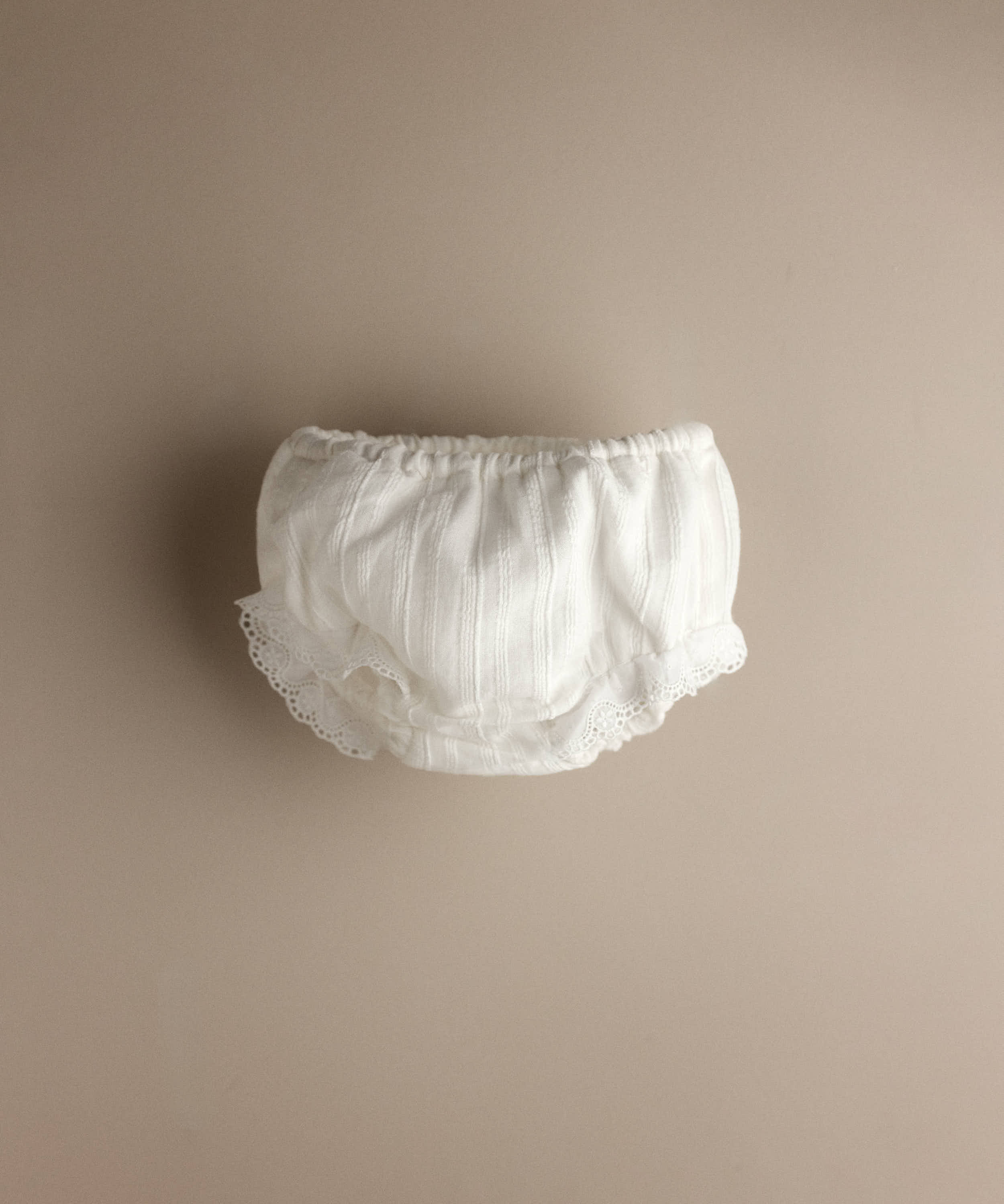 Conjunto de jesusito de bebé blanco: braguita a juego con puntilla bordada, confeccionado artesanalmente en España — Tinylace