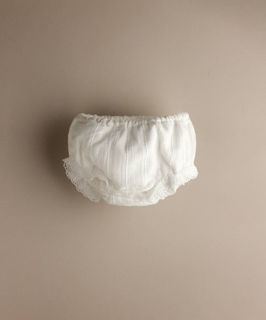 Conjunto de jesusito de bebé blanco: braguita a juego con puntilla bordada, confeccionado artesanalmente en España — Tinylace