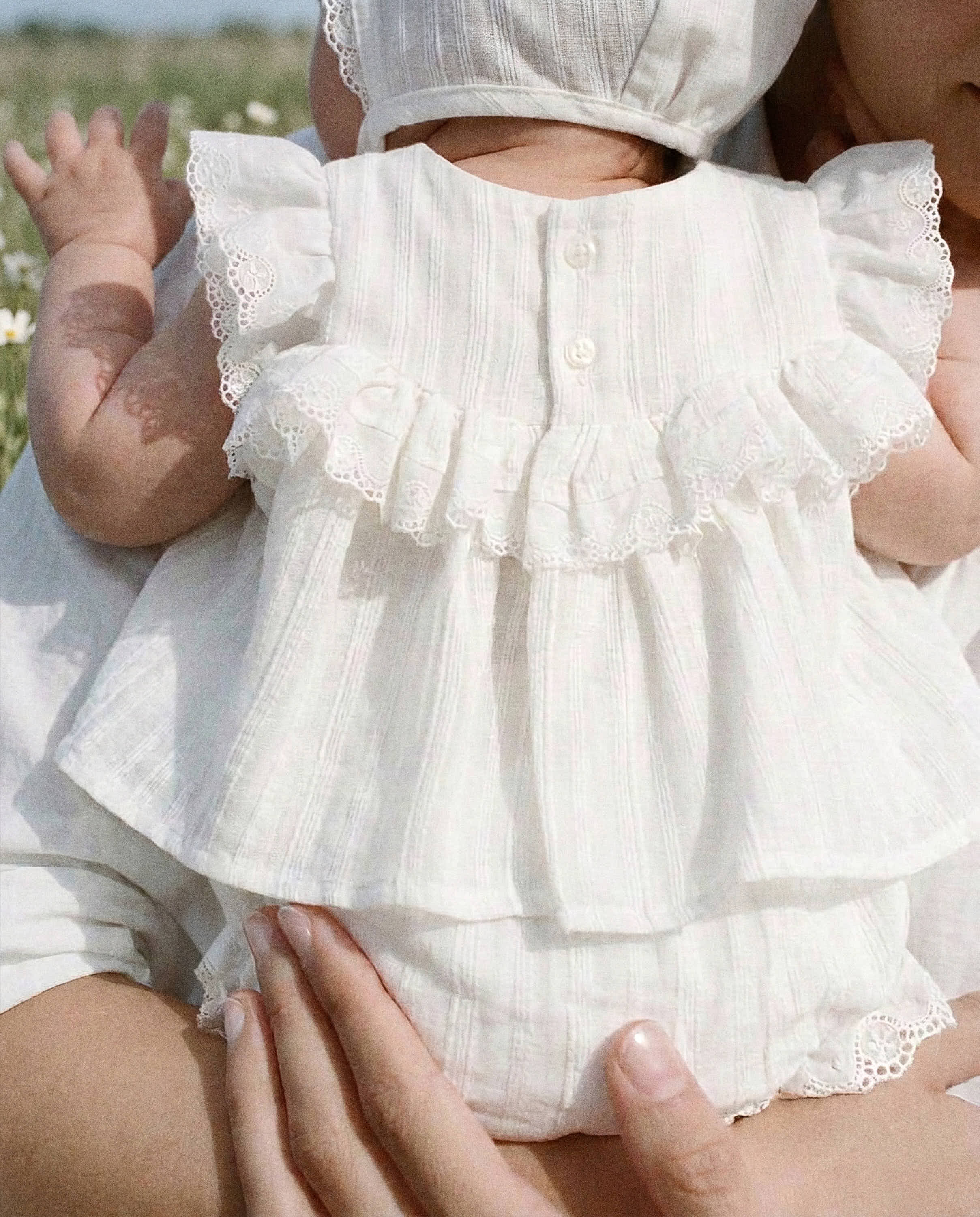 Conjunto de jesusito y braguita de bebé blanco con volantes de tira bordada, confeccionado artesanalmente en España — Tinylace