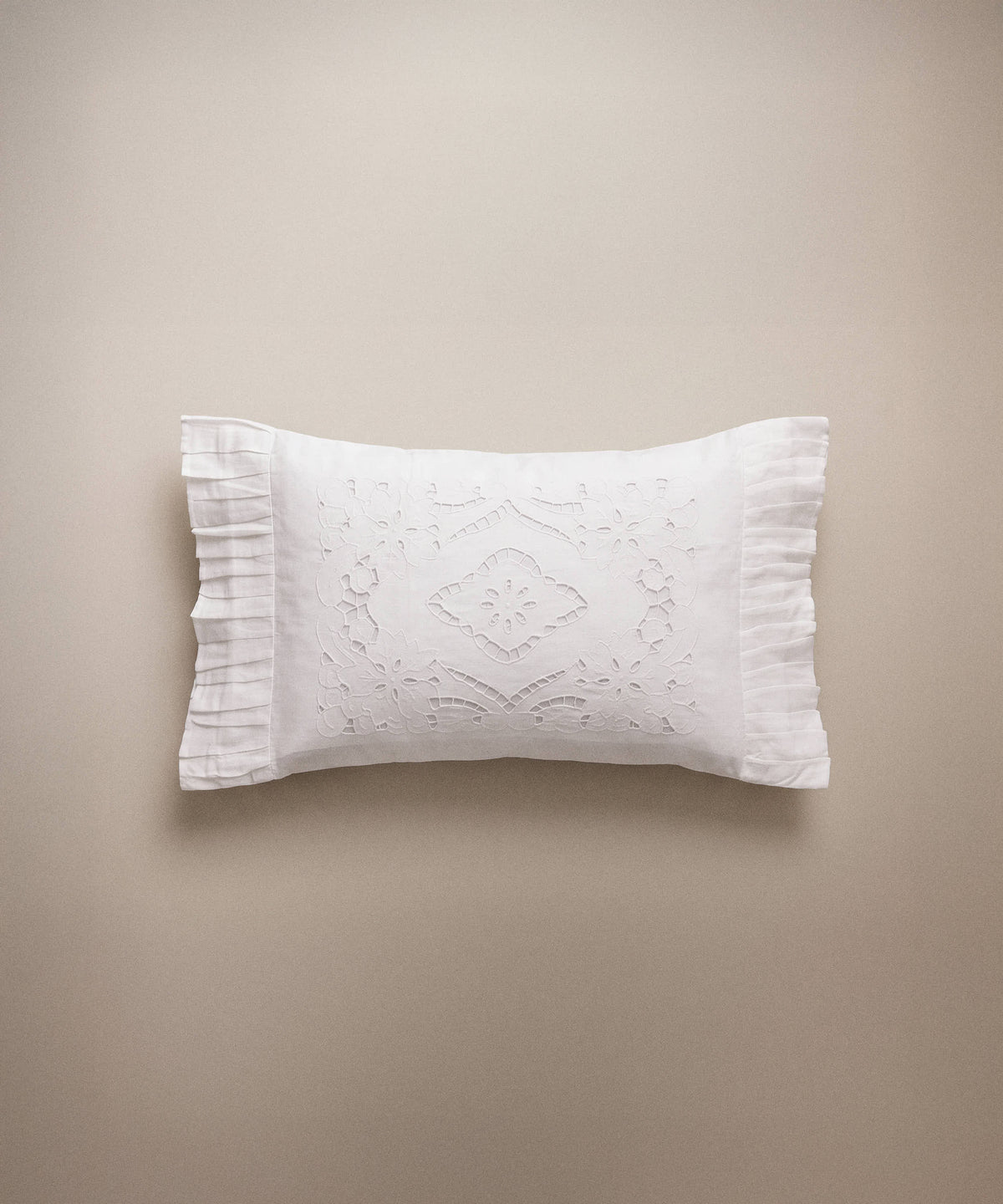 Funda de almohada de cuna e infantil de algodón blanco con bordado calado y laterales plisados