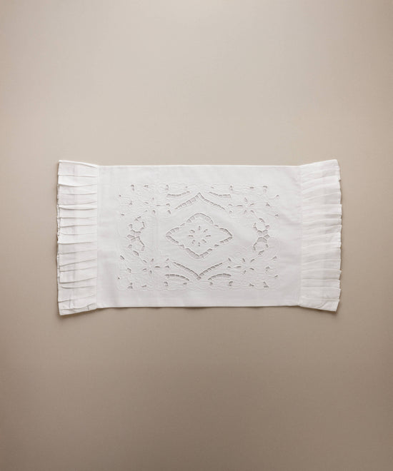 Funda de almohada de cuna de algodón extendida con bordado calado central richelieu y laterales plisados
