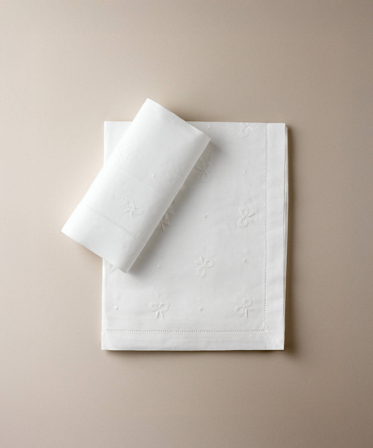 Juego de sábanas de cuna de lino blanco con lazos bordados en punto de sombra y bodoques, encimera y funda de almohada