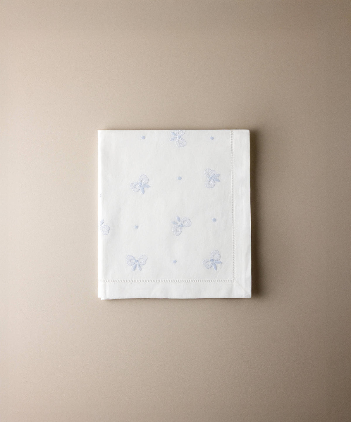 Sábana encimera de minicuna de algodón con lazos bordados en azul celeste y vainica