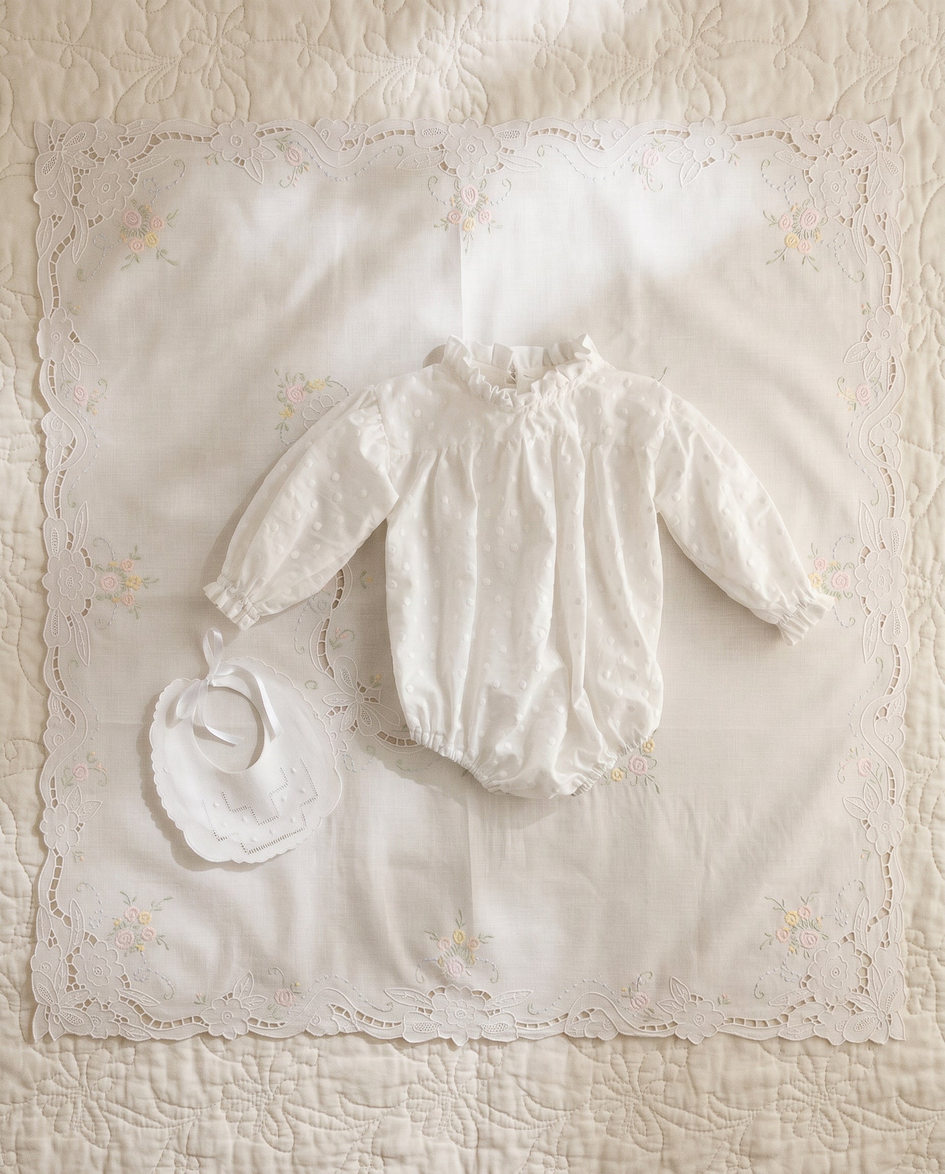 Pelele y babero bebé algodón bordado bodoques blanco — Tinylace