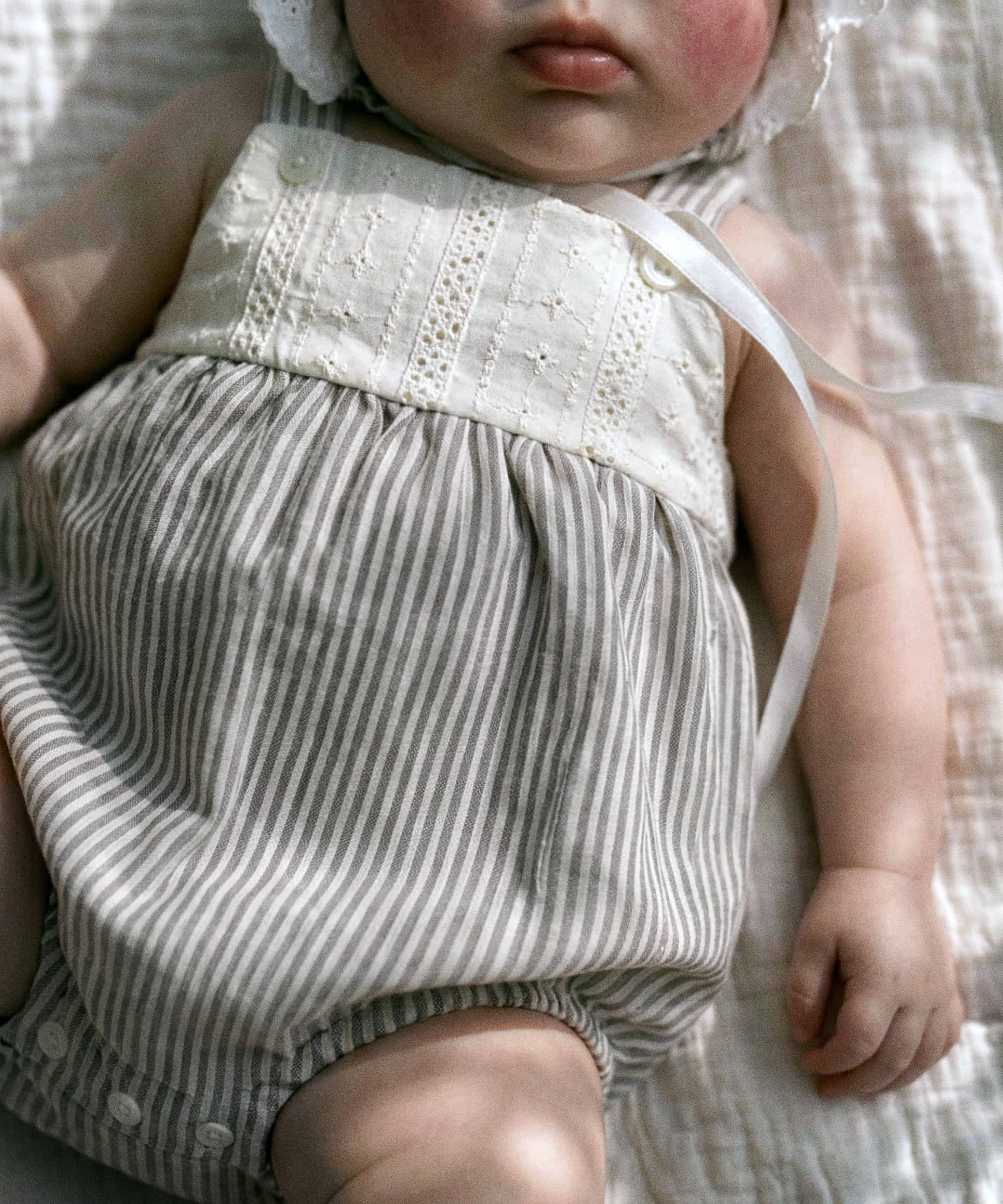 Bebé con ranita de rayas Oxford y capota a juego de Tinylace, moda infantil artesanal hecha en España