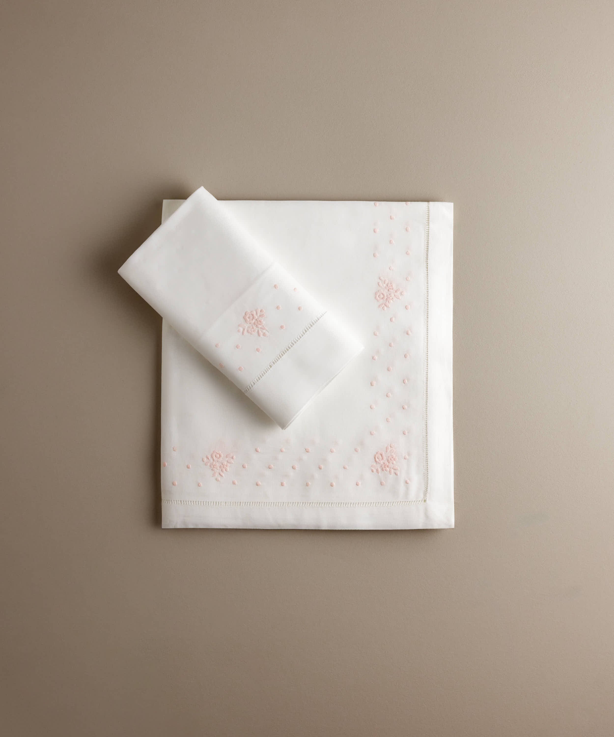 Juego de sábana encimera y funda de almohada de cuna con flores bordadas en rosa y bodoques, confeccionado artesanalmente en España — Tinylace