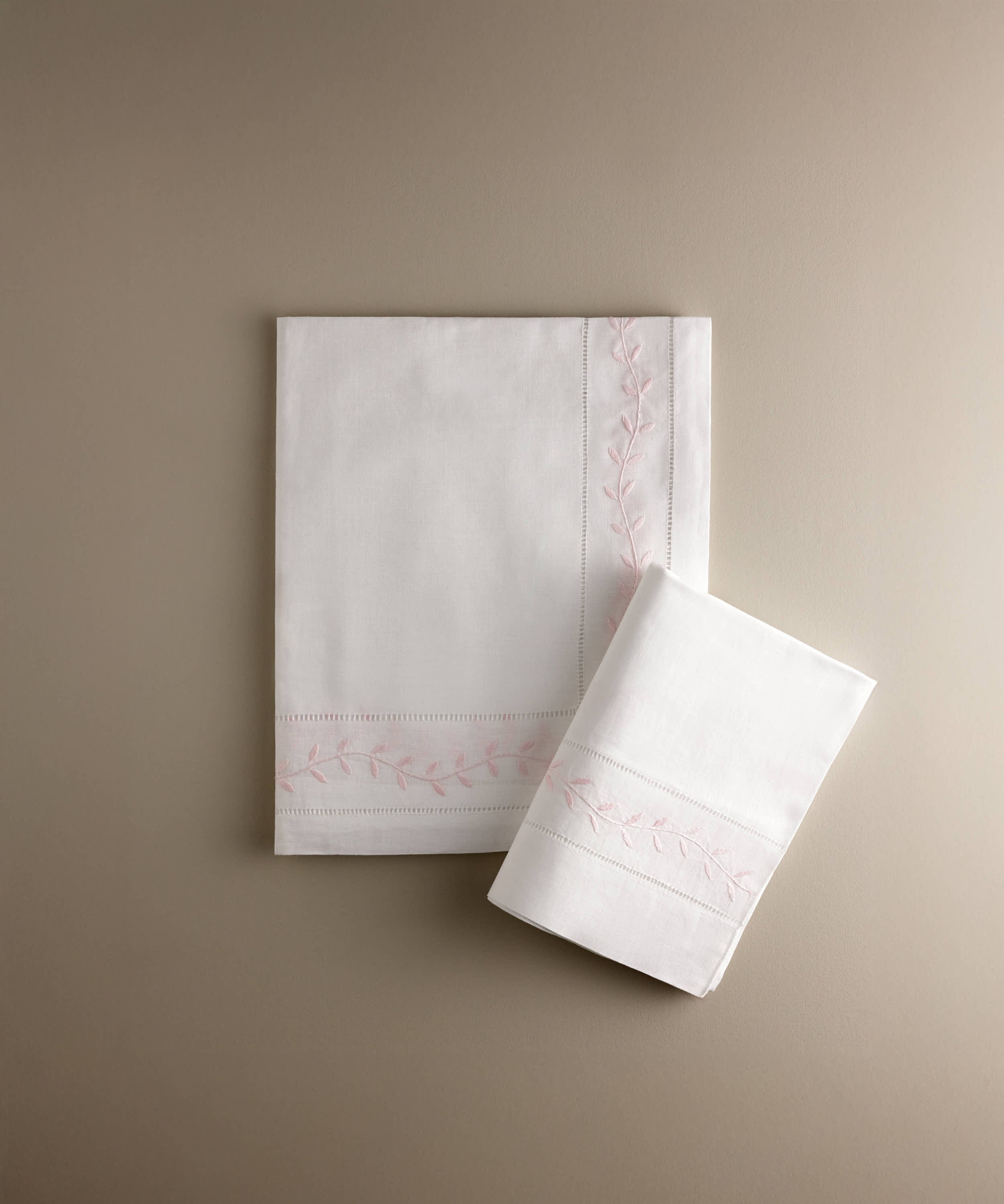 Juego de sábana encimera y funda de almohada de cuna con hojas bordadas en rosa, confeccionado artesanalmente en España — Tinylace