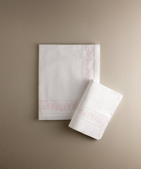 Juego de sábana encimera y funda de almohada de cuna con hojas bordadas en rosa, confeccionado artesanalmente en España — Tinylace