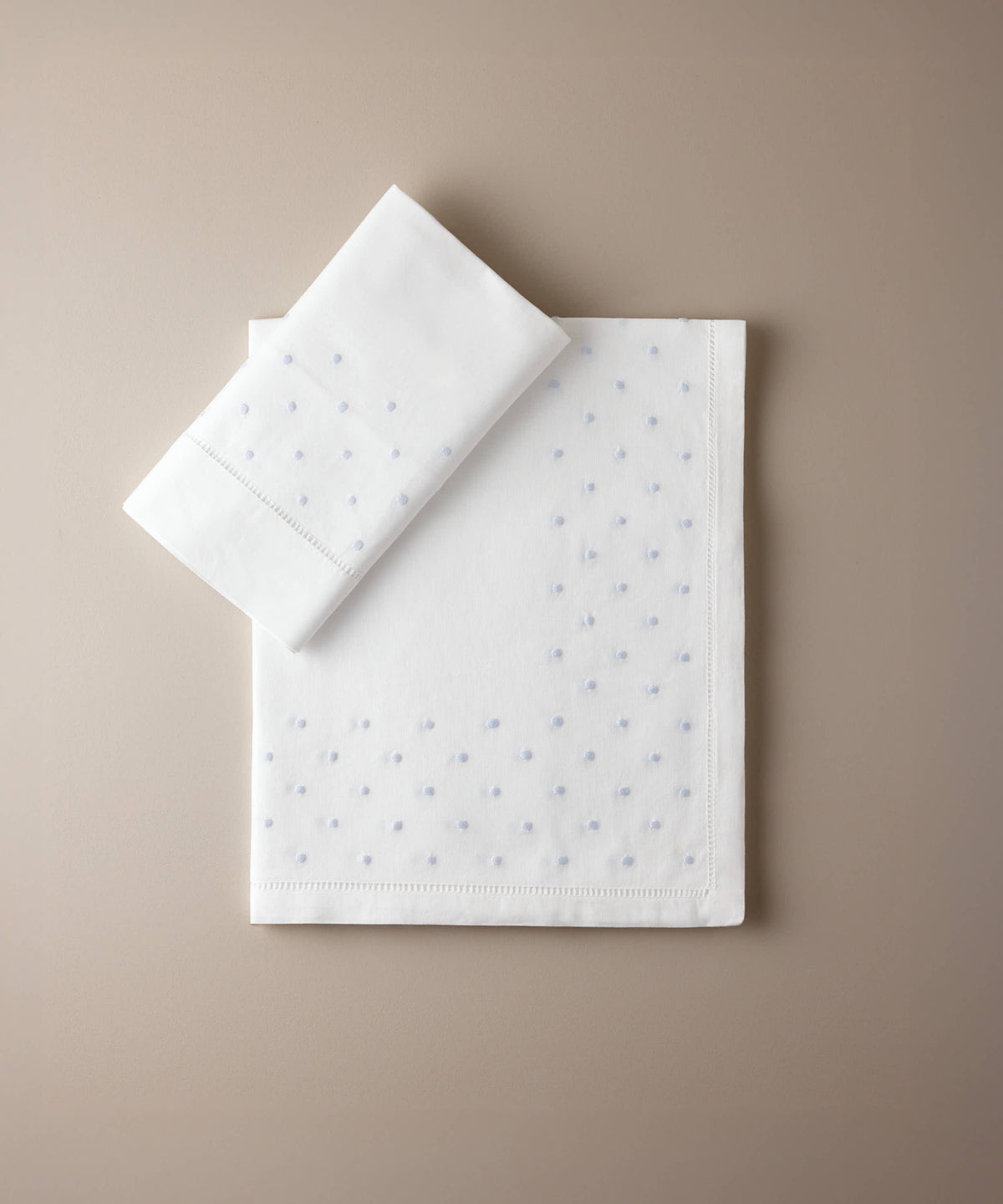 Juego de sábanas de cuna de algodón blanco con bodoques bordados en azul celeste y vainica, encimera y funda de almohada