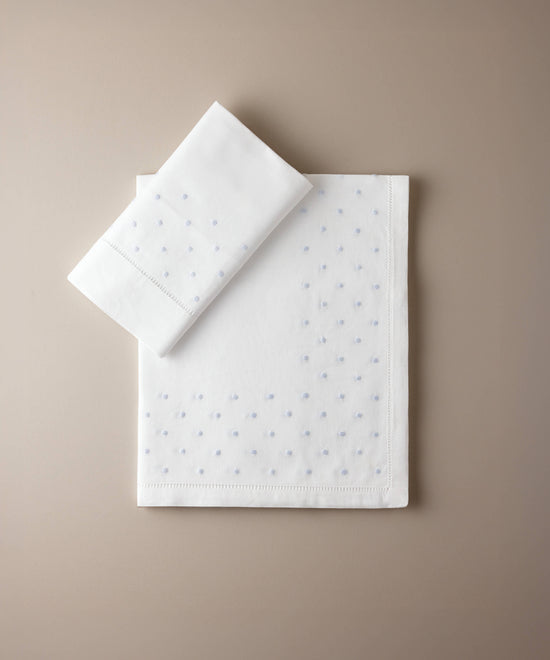 Juego de sábanas de cuna de algodón blanco con bodoques bordados en azul celeste y vainica, encimera y funda de almohada