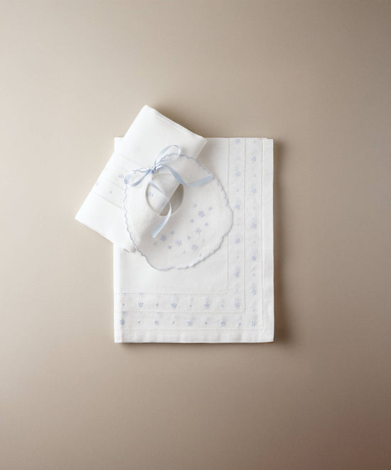 Set de regalo de nacimiento de tres piezas en lino y algodón, bordado con flores y bodoques en azul celeste