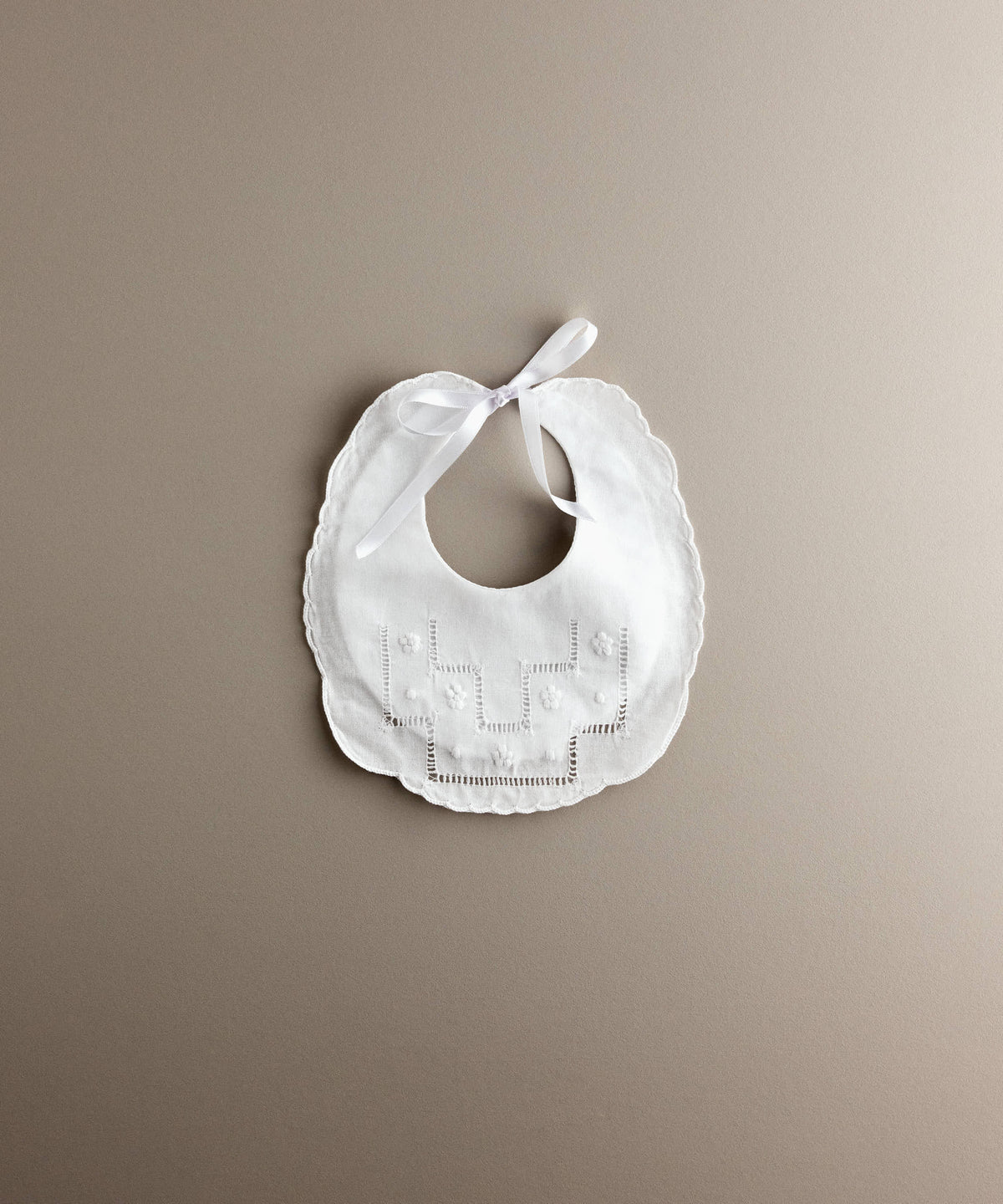 Babero de bebé de lino blanco con vainica y flores bordadas, festón al borde