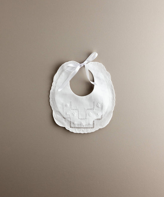 Babero de bebé de lino blanco con vainica y flores bordadas, festón al borde
